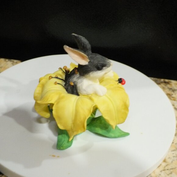 Charming Tails Dean Griff Bunny in a Lily 89305 Retired - Picture 5 of 9